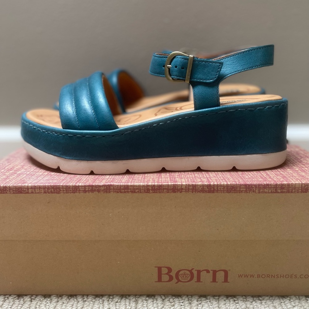 Born size 9 Faro platform sandal